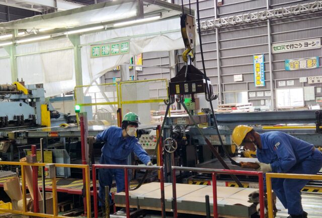 新潟スチール株式会社 鋼板加工工場の入出荷作業員